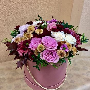 Композиция: цветы в шляпной коробке.
